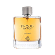 Eleganter, schwerer Glasflakon von Fragrance World Proud of You For Men Eau de Parfum 100ml mit charakteristischer, verschlungener Kappe – exklusiv im dinar.at Onlineshop.