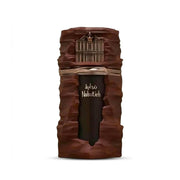 Luxuriöser, kunstvoll gestalteter 90-ml-Flakon des French Avenue Nabatieh Extrait de Parfum mit reliefartiger Fels- und Tempelstruktur vor neutralem Hintergrund.