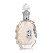 Eleganter, geschwungener Glasflakon von Lattafa Rouat Al Musk 100ml mit kunstvollem, silbernem Metalldetail im Onlineshop