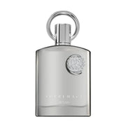Das markante, silber-glänzende 100ml-Flakon des Herrenparfums Afnan Supremacy Silver Pour Homme mit einem reliefartigen Wappen auf der Vorderseite.