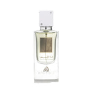 Eleganter, minimalistisch weißer Flakon von Lattafa Ana Abiyedh Eau de Parfum 60ml mit silbernen Akzenten – exklusiv im dinar.at Onlineshop.