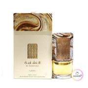 Majestätischer, schwerer Designer-Flakon von Lattafa Al Nashama Eau de Parfum 100ml mit kunstvollem Rillen-Design exklusiv erhältlich bei Dinar Parfums Wien.