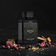 Mystischer, tiefschwarzer 100ml Flakon von Lattafa Bade'e Al Oud Black Exposed Eau de Parfum mit goldenen Relief-Verzierungen im dinar.at Onlineshop.