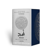 Schwerer Luxusflakon des Lattafa Asad Zanzibar Limited Edition Eau de Parfum 100ml mit edlen Applikationen vor elegantem Hintergrund – exklusiv online bei dinar.at