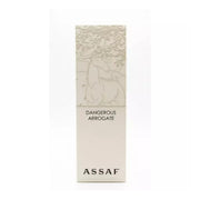 Monumentaler und luxuriöser 200-ml-Flakon des Assaf Dangerous Arrogate Eau de Parfum für Damen und Herren mit silberner Kappe vor neutralem Hintergrund.
