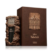 Luxuriöser, kunstvoll gestalteter 90-ml-Flakon des French Avenue Nabatieh Extrait de Parfum mit reliefartiger Fels- und Tempelstruktur vor neutralem Hintergrund.