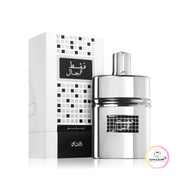 Majestätischer Glasflakon von Rasasi Faqat Lil Rijal Eau de Parfum 50ml mit markantem silbernen Metall-Ornament exklusiv erhältlich bei Dinar Parfums Wien.