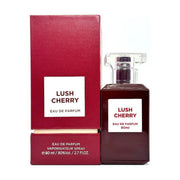 Eleganter, tiefroter 80ml Flakon von Fragrance World Lush Cherry Eau de Parfum im dinar.at Onlineshop.