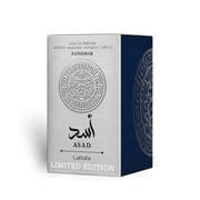 Schwerer Luxusflakon des Lattafa Asad Zanzibar Limited Edition Eau de Parfum 100ml mit edlen Applikationen vor elegantem Hintergrund – exklusiv online bei dinar.at