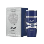 Schwerer Luxusflakon des Lattafa Asad Zanzibar Limited Edition Eau de Parfum 100ml mit edlen Applikationen vor elegantem Hintergrund – exklusiv online bei dinar.at