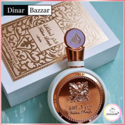  Prachtvoller, weiß-roségoldener Flakon von Lattafa Fakhar Rose Eau de Parfum 100ml – exklusiv erhältlich im dinar.at Onlineshop.