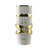 Das elegant geschwungene, strahlend weiße 100ml-Flakon des Damenparfums Lattafa Yara Moi mit goldenen Mustern und Verzierungen